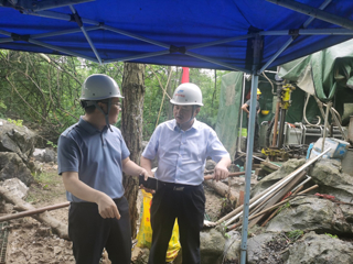 董必胜赴犬木塘水库现场调度九龙岭隧洞地表补勘及岩溶处理工作