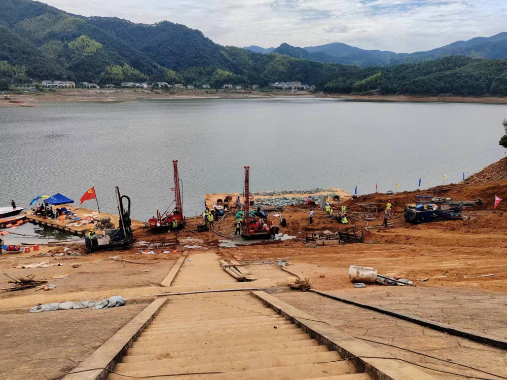 大坝上游防渗堵漏灌浆抢险。