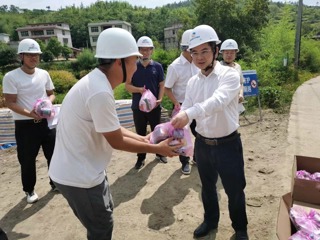 易放辉到犬木塘水库工程调研和慰问一线职工