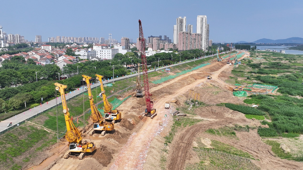 洞庭湖区重点垸（松澧垸）堤防加固工程施工现场