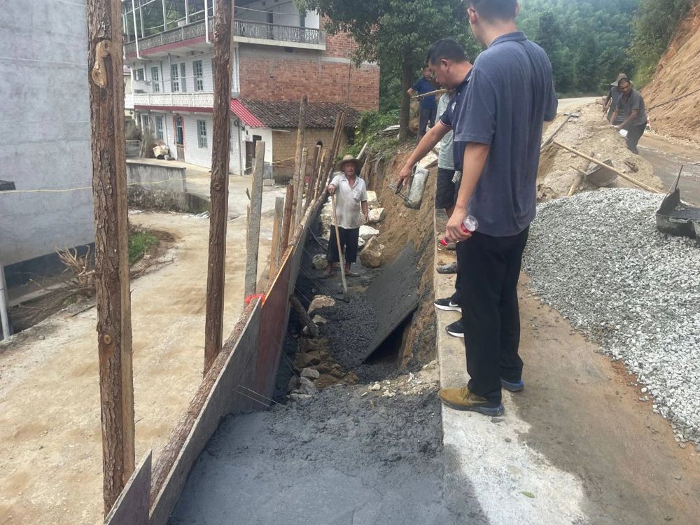 修复塌方道路