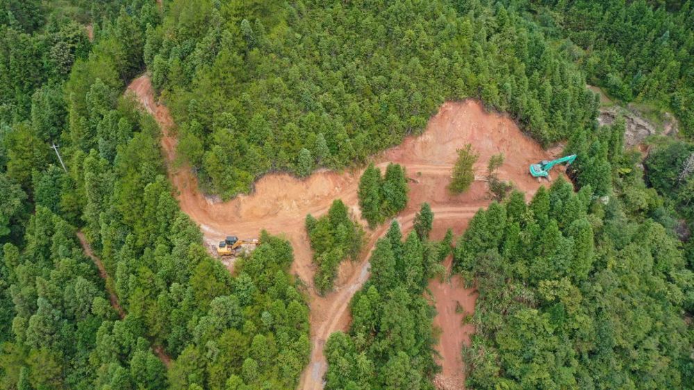 抢通山体滑坡中断的道路